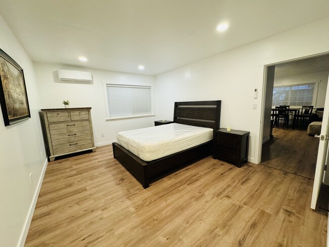BedrBEDROOMoom - 10244 Hedrick Ave