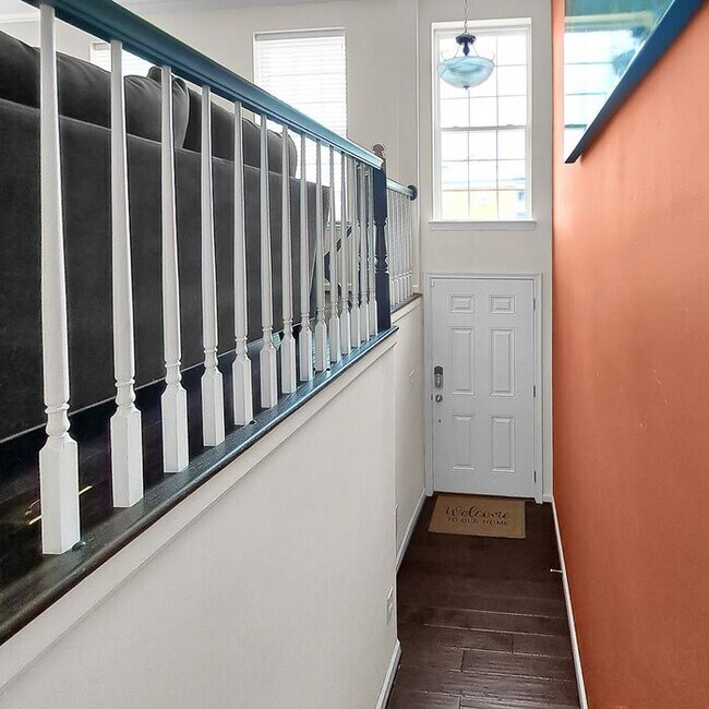 Foto del edificio - Stately End Unit 3-Level Townhome, 3 Bedro...