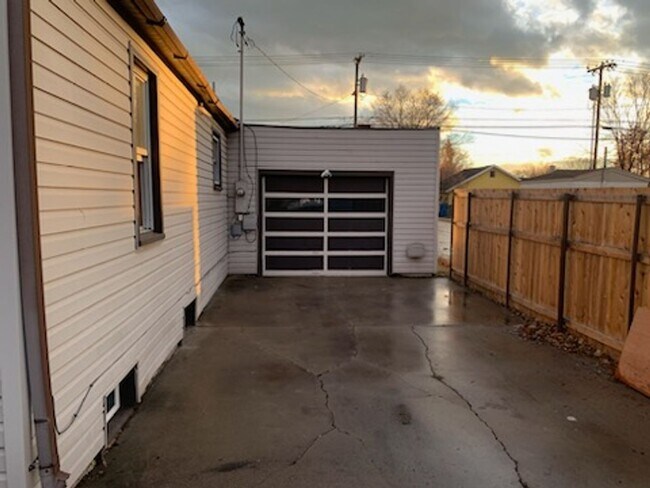 Building Photo - 3 Bed, 1 Bath Centrally Located with Spaci...