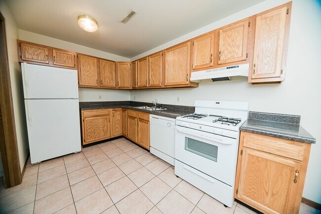 Building Photo - 2 bedroom / 1.5 bathroom Townhome in Chest...