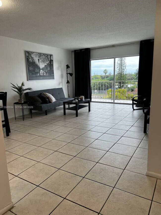 Building Photo - 4164 Inverrary Dr