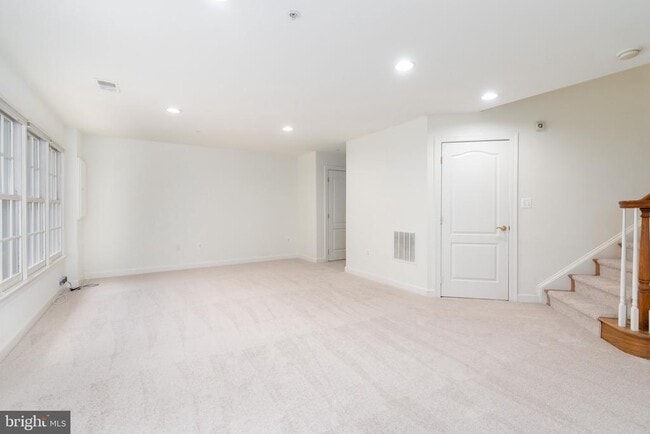 Building Photo - 7425 Seneca Ridge Dr