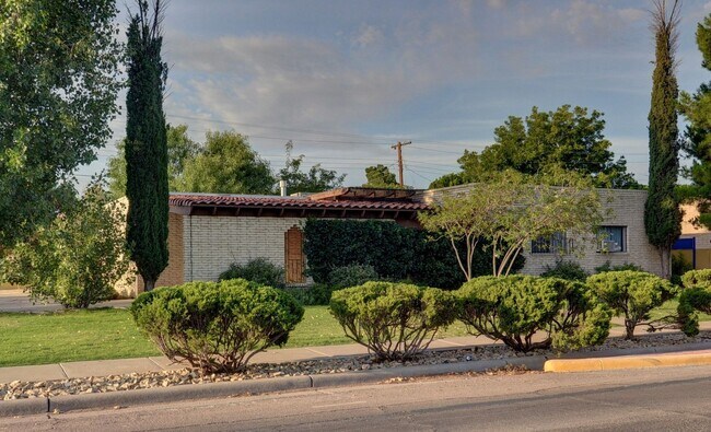 Building Photo - Beautiful estate home on a corner lot!
