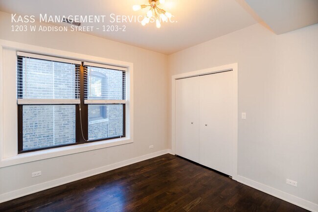 Foto del edificio - Stunning 2 Bed 2 bath in East Lakeview - M...