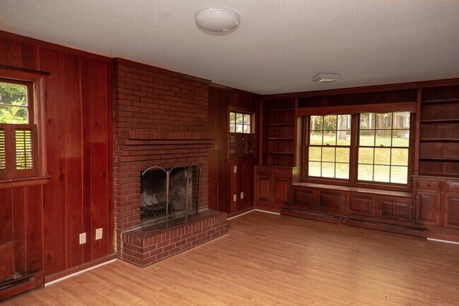 Building Photo - Spacious Duplex in Historic Hillsborough