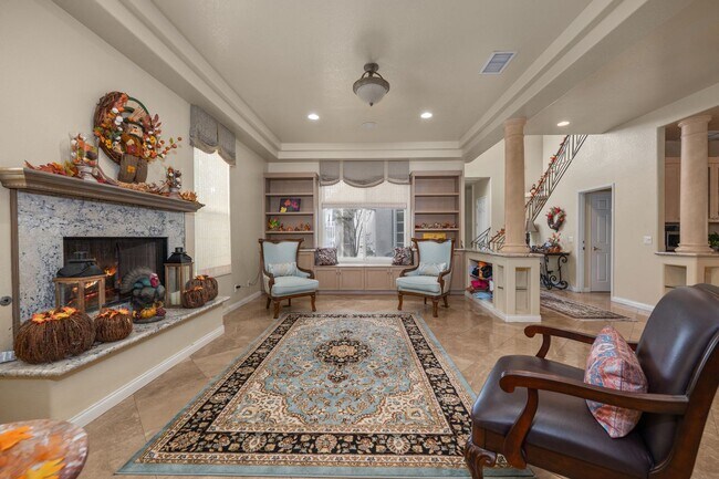 Building Photo - Expansive estate style home - 5 minute drive to SDSU!