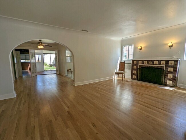 Foto del edificio - 6619 Willoughby Ave