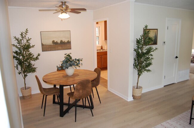 Building Photo - Super-cute 2bd home near Midtown!