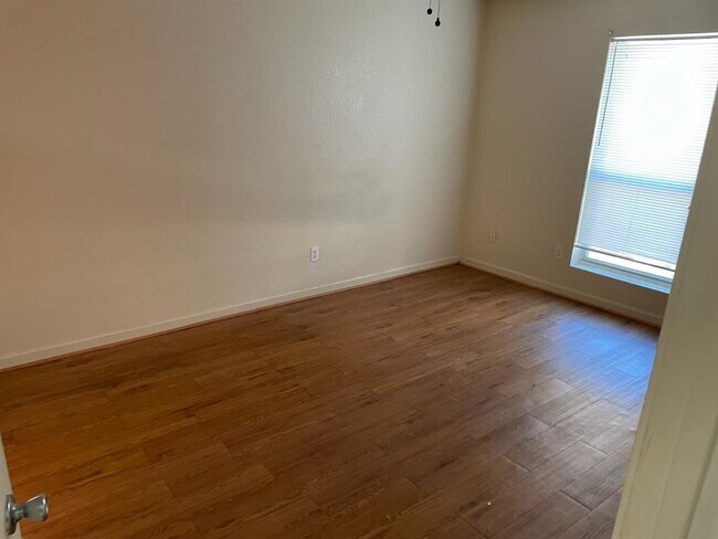 Building Photo - 8100 Creekbend Dr