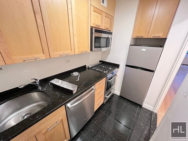 Building Photo - AMAZING STUDIO APARTMENT!! AMAZING DEAL! W...