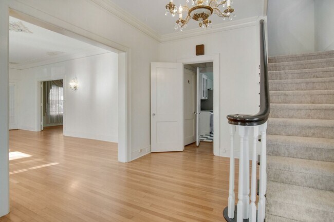 Building Photo - Beautifully Renovated 5/3.5 Home w/ Bonus ...