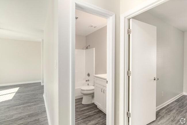 Foto del edificio - Tastefully Renovated 2BD with Wifi & W/D Included! $2k Credit Available!