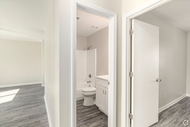 Building Photo - Tastefully Renovated 2BD with Wifi & W/D Included! $2k Credit Available!