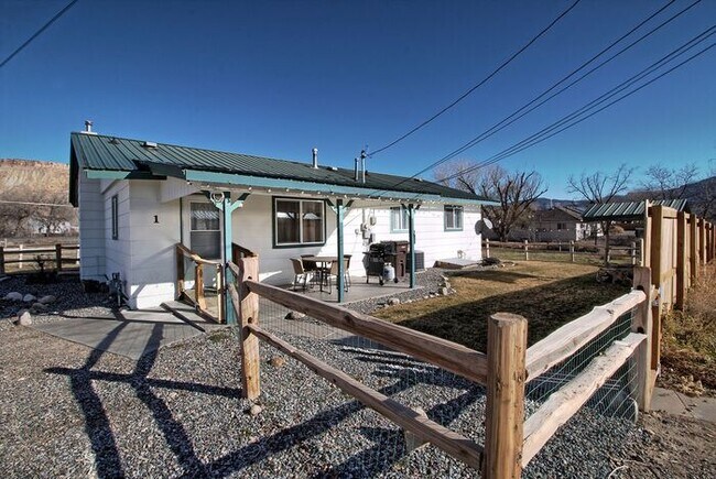Building Photo - FURNISHED 3bed/3bath palisade home