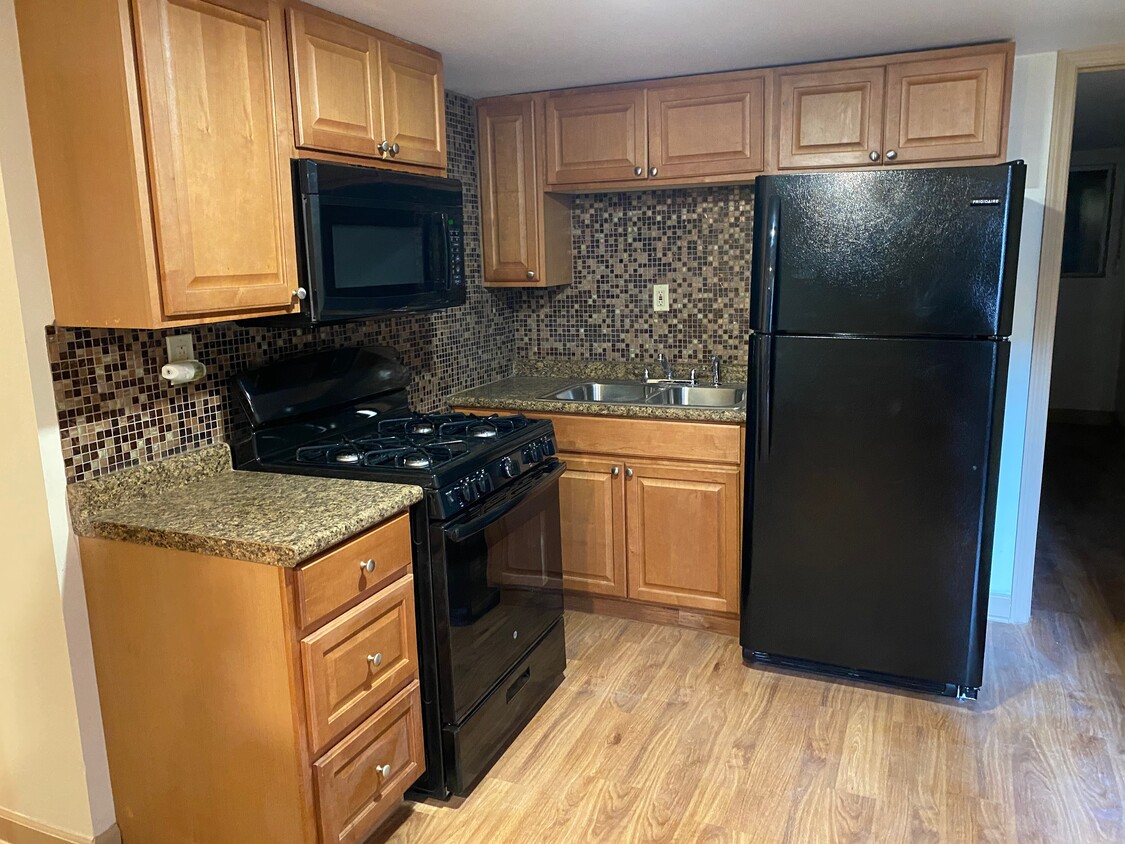 Kitchen - 6817 S Calumet Ave