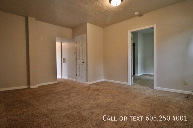 Building Photo - Main Level 3 Bedroom Apartment in Northern...