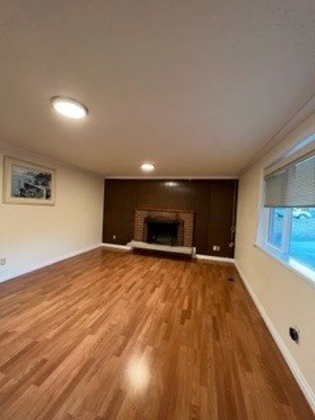 Building Photo - 3-bedroom rambler with large backyard, ver...