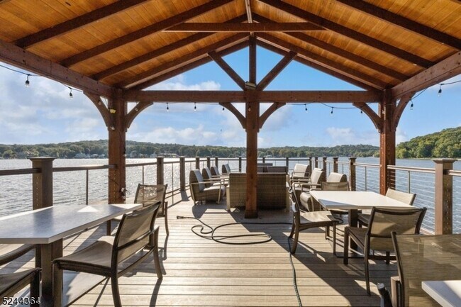 Building Photo - 504 Mariners Pt