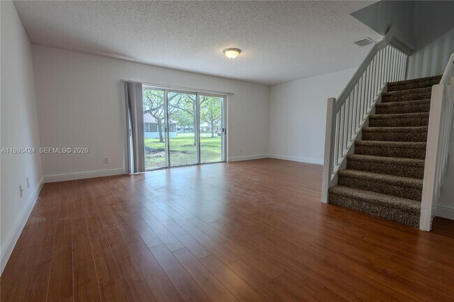 Foto del edificio - 719 NW 208th Way