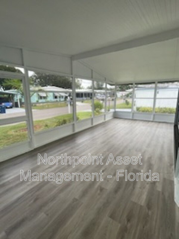 Foto del edificio - 5002 Windmill Manor Ave
