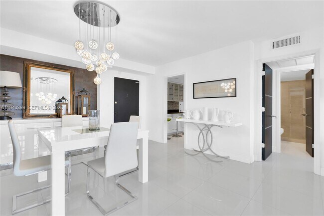 Building Photo - 3140 S Ocean Dr