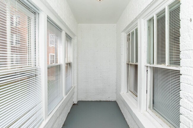 Building Photo - Spacious and Bright 1bed/1ba - Heat Included