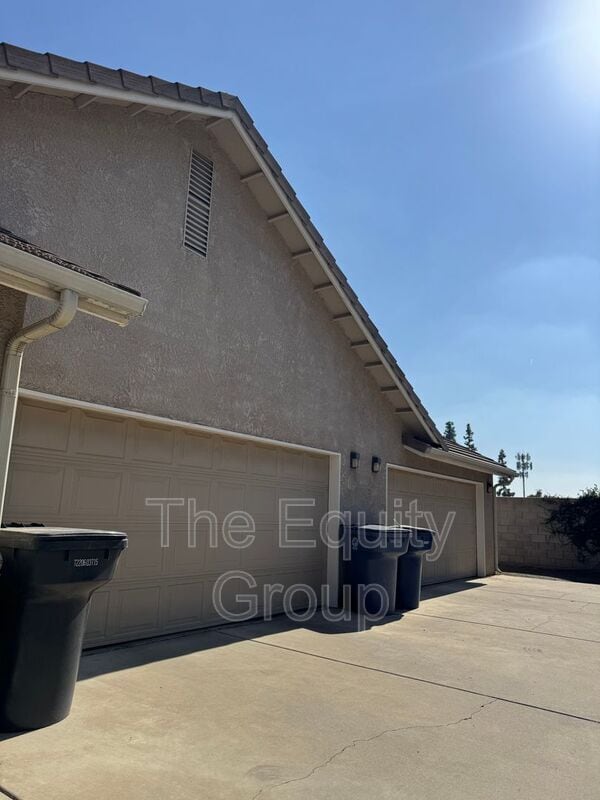 Building Photo - 1943 E Academy Ave