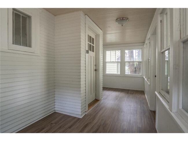 Building Photo - 1020 Wilson Ave