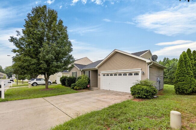 Foto del edificio - Available Now! Charming 3BR Ranch with 2-Car Garage Near Downtown Winston-Salem