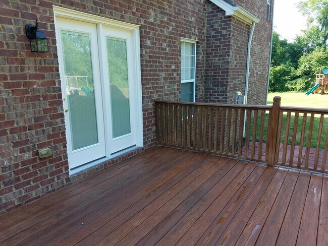 Foto del edificio - 140 Fieldcrest Cir