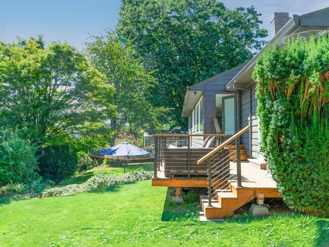 Building Photo - Stunning Mid-Century Home with Spectacular...