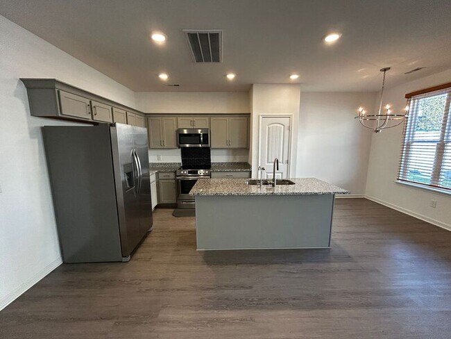 Building Photo - 2656 Lakevilla Dr