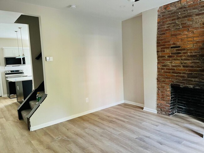 Foto del edificio - Two Bedroom/One Bathroom Townhome one block away from AGH! September 1 move in!