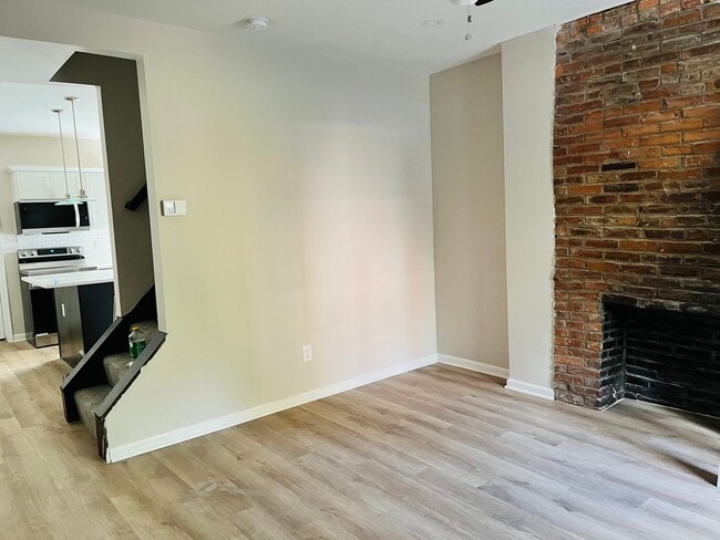 Building Photo - Two Bedroom/One Bathroom Townhome one block away from AGH! September 1 move in!