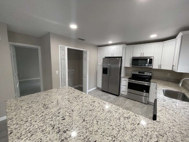 Foto del edificio - Charming 2-Bed Duplex with Ample Space on W Belmar St, Lakeland!