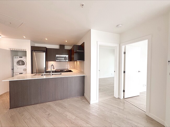 Building Photo - Centre West - 2219