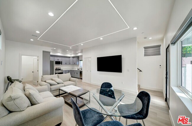 Foto del edificio - 5841 Vanalden Ave