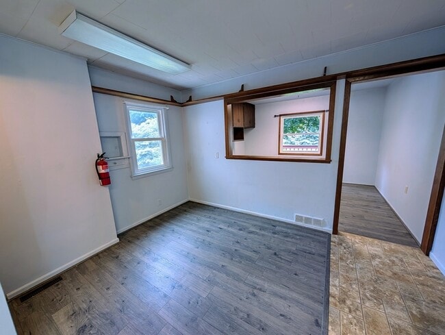 Building Photo - 707 10th Ave