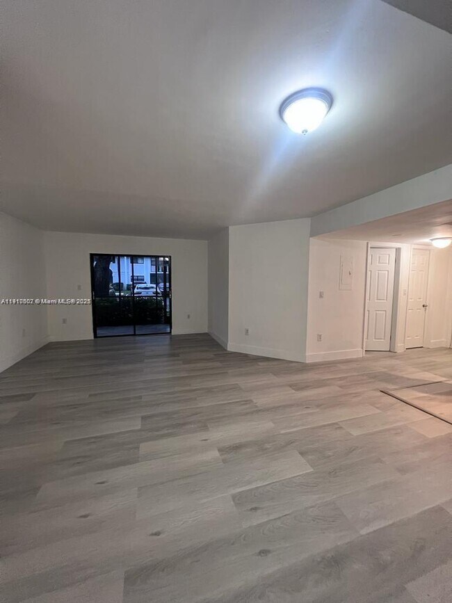 Foto del edificio - 933 NE 199th St