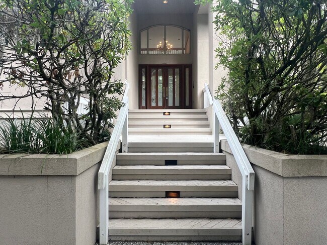 Building Photo - Spectactular Home in Leamington - Walk to ...