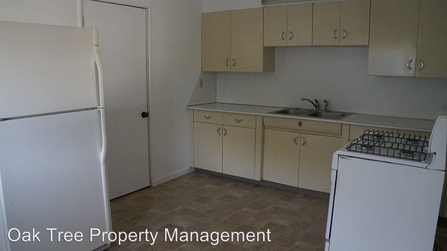 Building Photo - 166 N Pollasky Ave