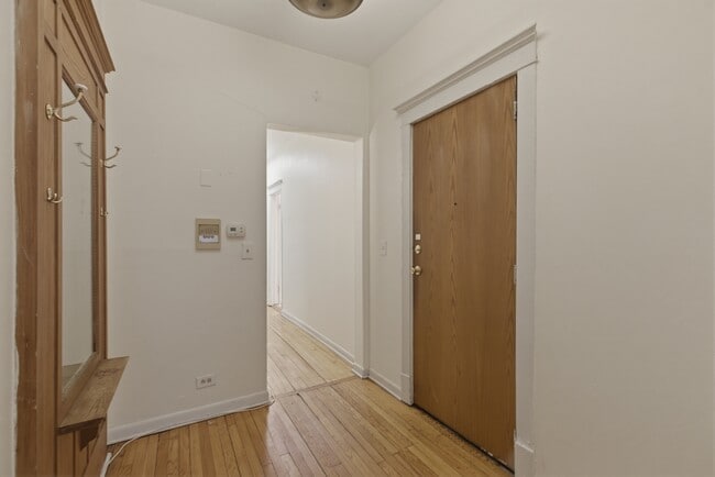 Building Photo - 5120 N Kenmore Ave