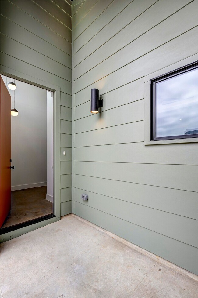 Building Photo - 1717 Airline Dr