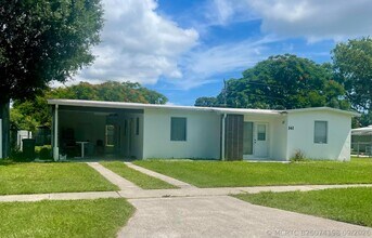 Building Photo - 141 SE Bonita Ct