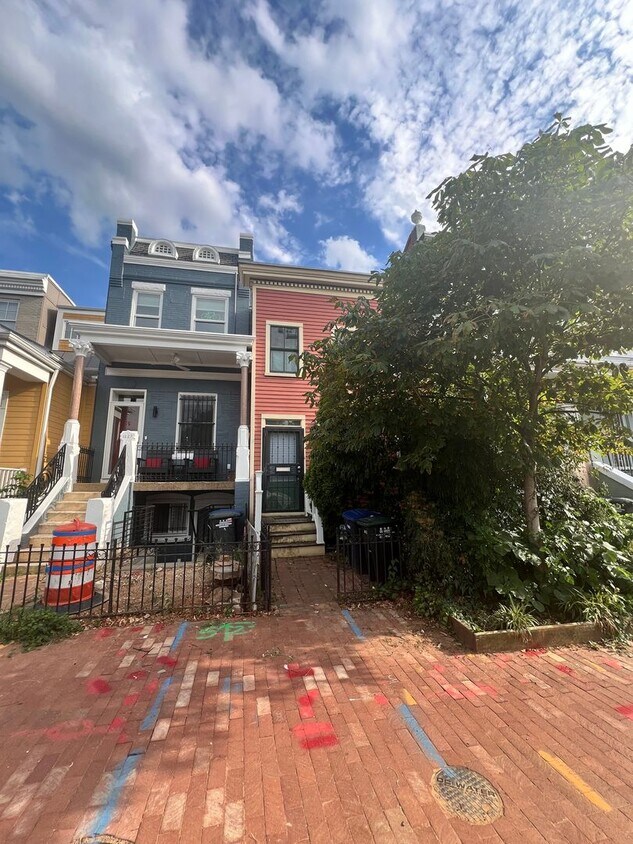 Primary Photo - Charming Fully Furnished 2 BR/2 BA Townhom...