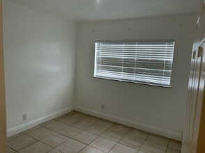 Building Photo - 4059 Lakeside Dr
