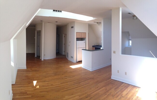 Foyer - 2149 Sinton Ave