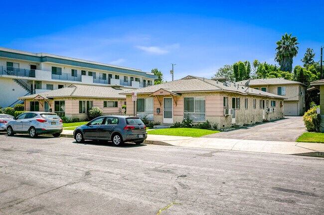 Building Photo - 139 N Beachwood Dr
