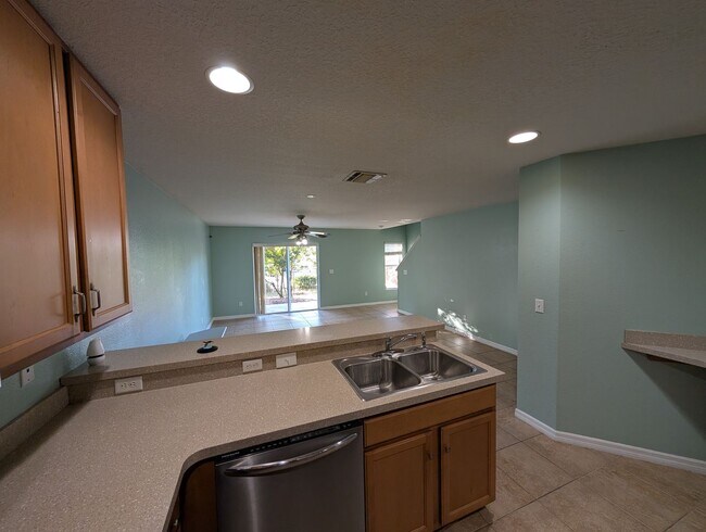 Foto del edificio - Move-In Ready Townhome | Walden Chase Gated Community