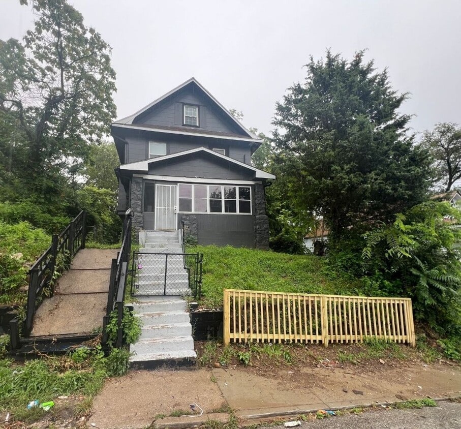Primary Photo - Spacious 5 Bedroom Bungalow in Historic No...